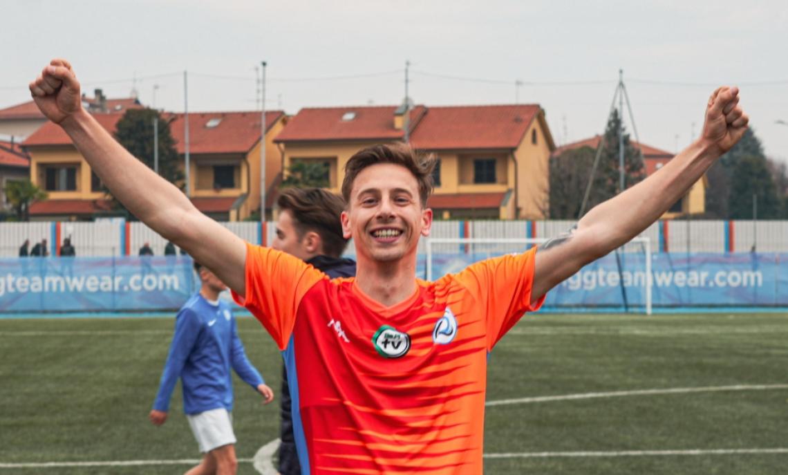 Una magia di tacco decide il big match! La seconda della classe protesta per un gol fantasma