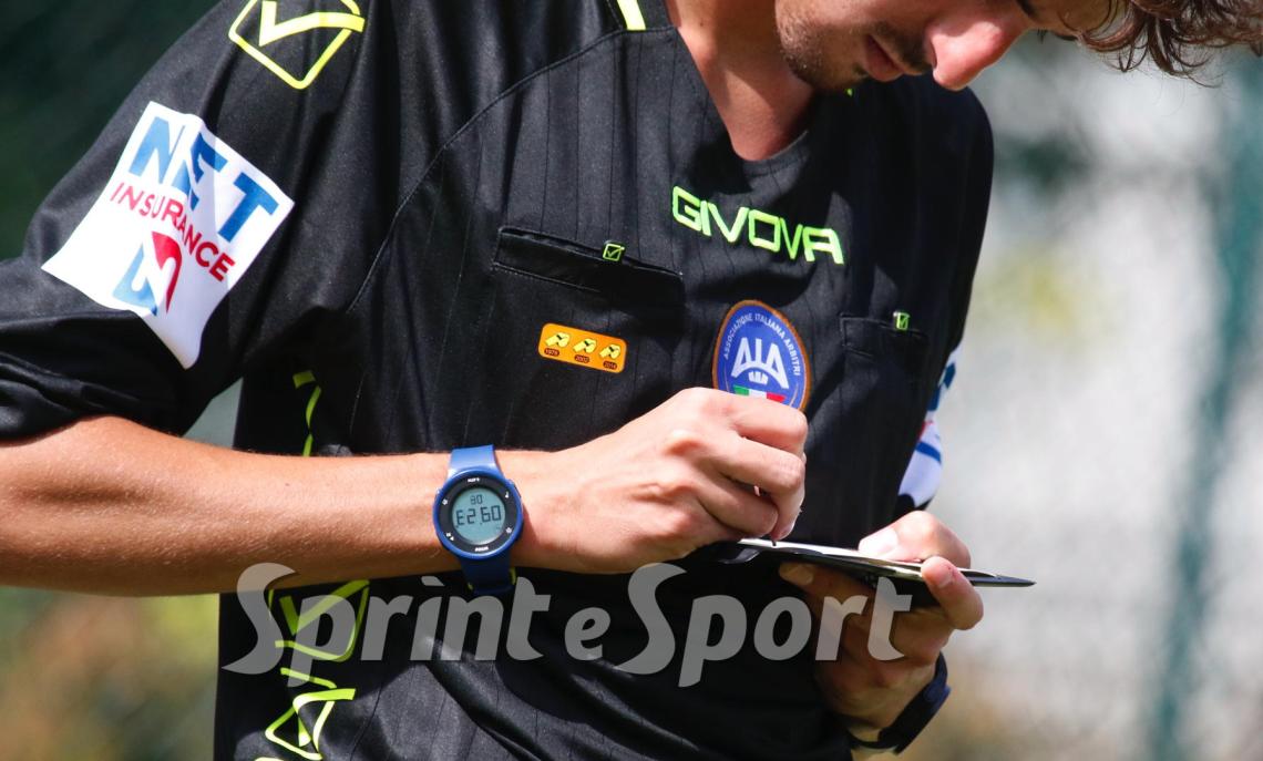 Lunghe squalifiche dopo le proteste in campo, il tecnico è una furia: «È stato detto il falso»