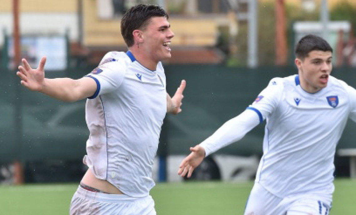 La Rappresentativa Serie D avanza nella Viareggio Cup: battuti i senegalesi dell'Olympique Thiessois 2-1 e sono Ottavi di finale