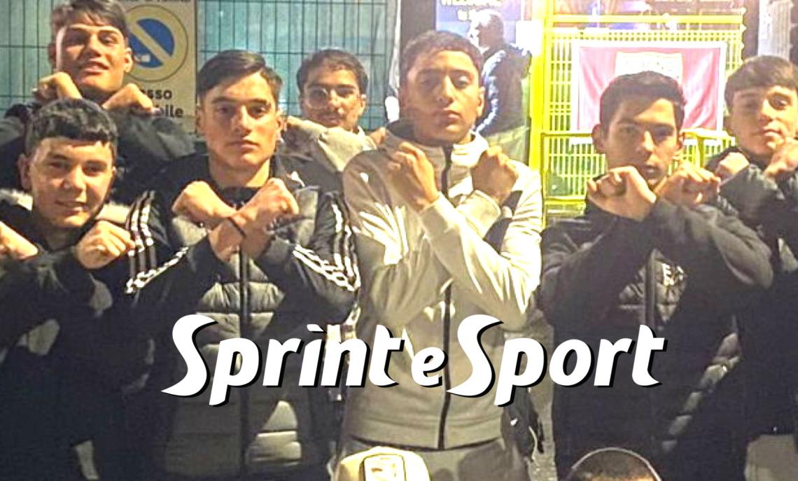 L'Academy Torinese Under 19 posa con i polsi incrociati davanti ai cancelli della societ&agrave; in via dei Gladioli