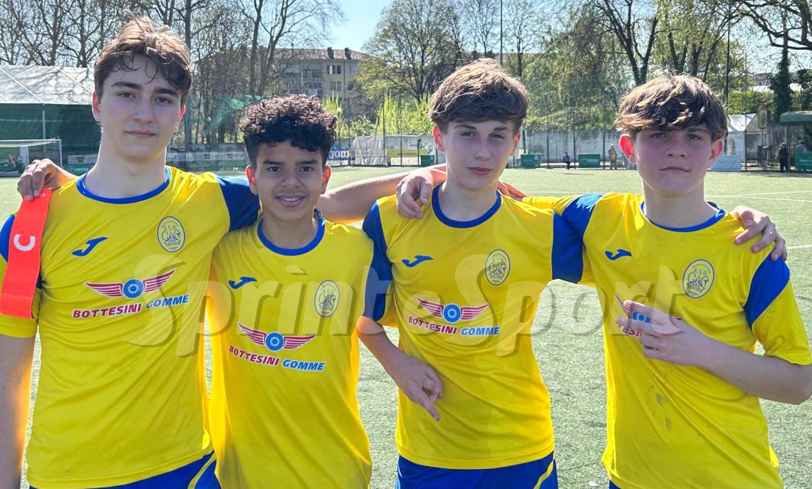 REGIONALI PIEMONTE UNDER 14 REBAUDENGO-SAN LUIGI SANTENA 2-0 &bull; Lorenzo Solazzo e il capitano Elia Lucas illustrano la retroguardia gialloblu insieme ai marcatori Davide Barbuta e Edoardo Gavriloaie