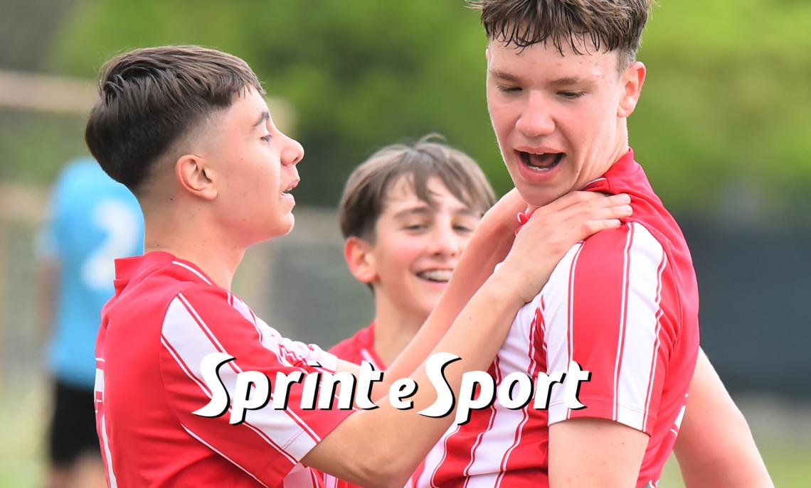 Under 14 Provinciali Torino, Girone D, Almese-Rosta 1-3: l'esultanza di Simone Saccenti e Alessandro Baron, autori dei tre gol biancorossi (foto Cassarà)