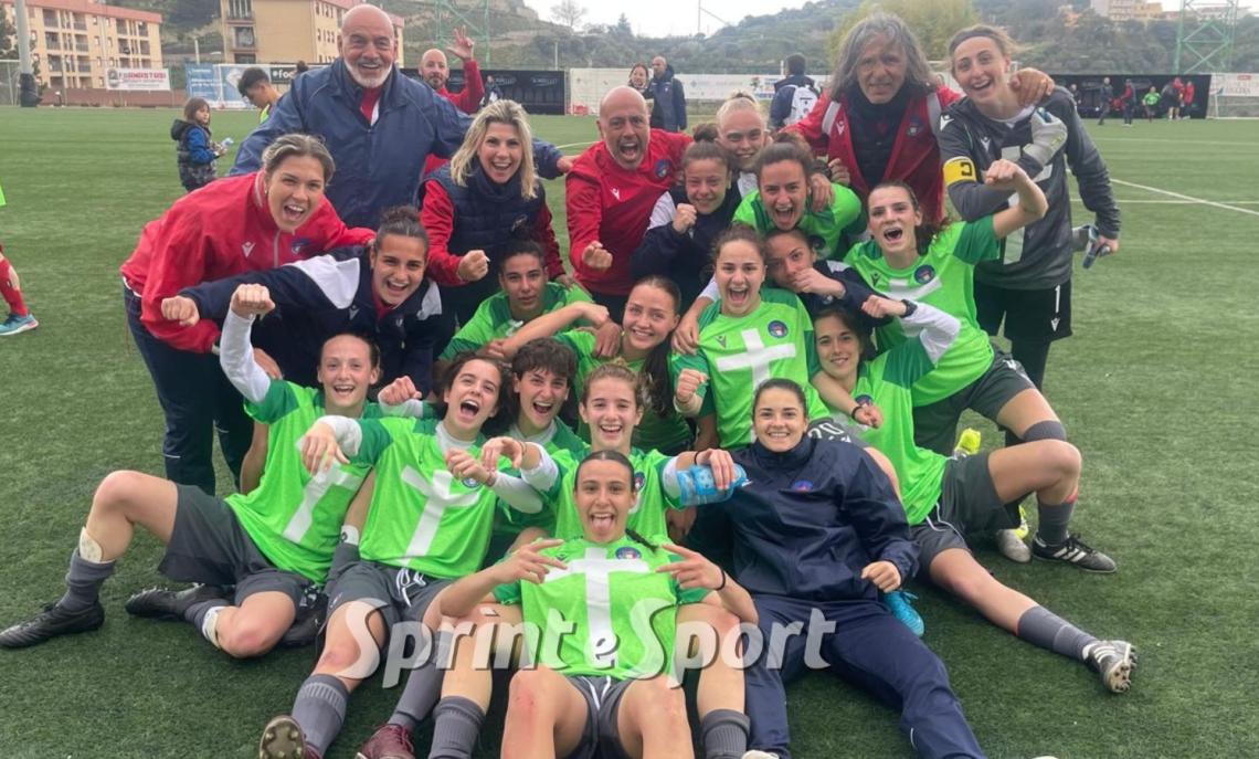 Non c'è 2 senza 3: ragazze eroiche difendono in 10 il primato nel girone e sognano in grande