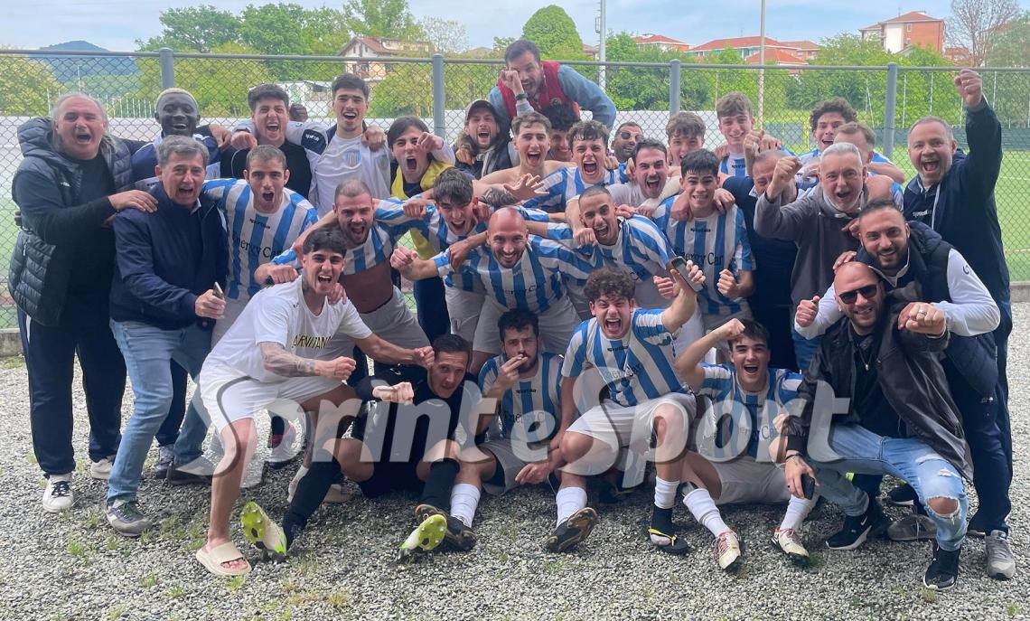 Promozione Piemonte Girone D, Gassino - Novese 0-1, al fischio finale esultanza sfrenata dei biancoazzurri per la conquista della salvezza.