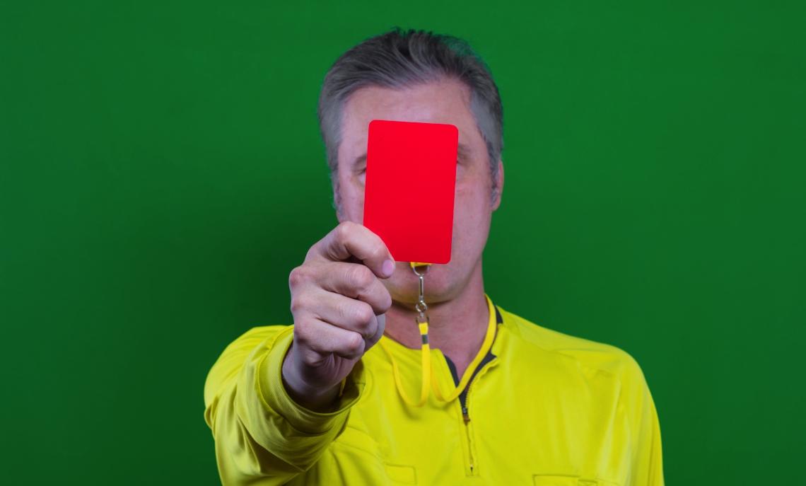 Pugni in campo e spintoni in tribuna: il derby dei giovani finisce in rissa