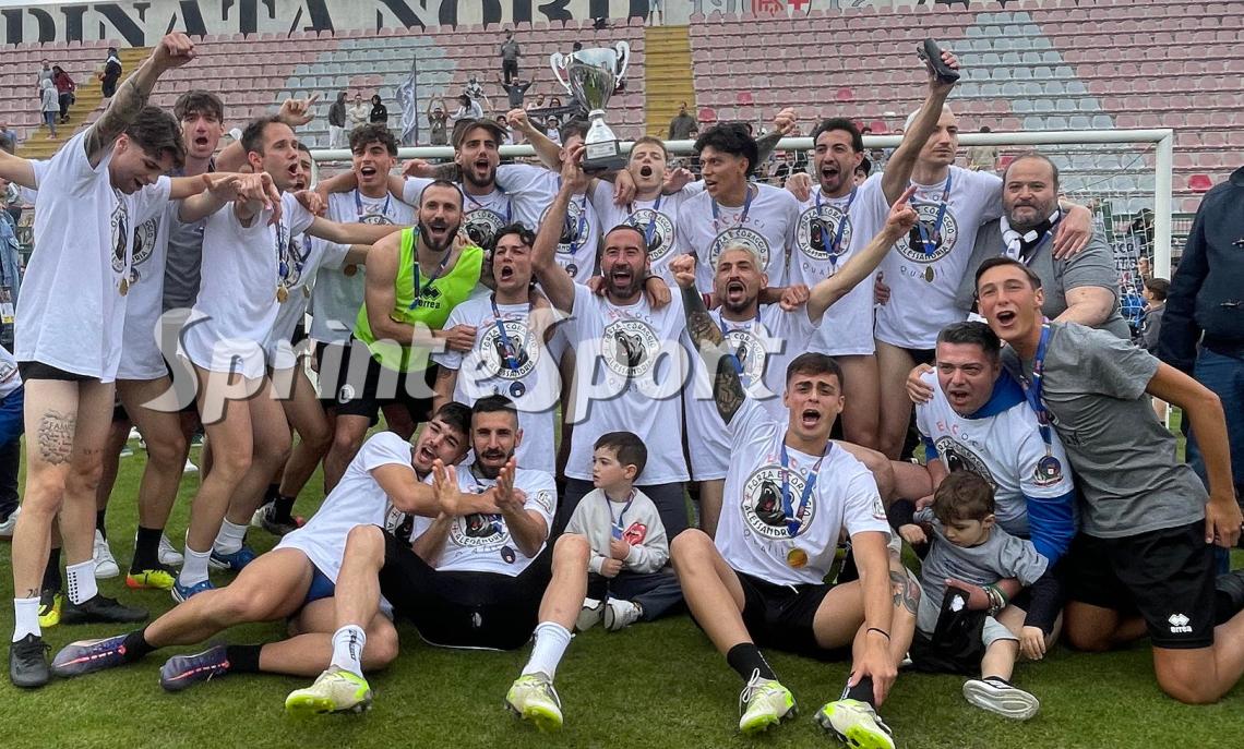 Promozione Piemonte Girone D, FC Alessandria - Gaviese 2-1 L'esultanza dei grigi nel momento della premiazione per la vittoria del girone