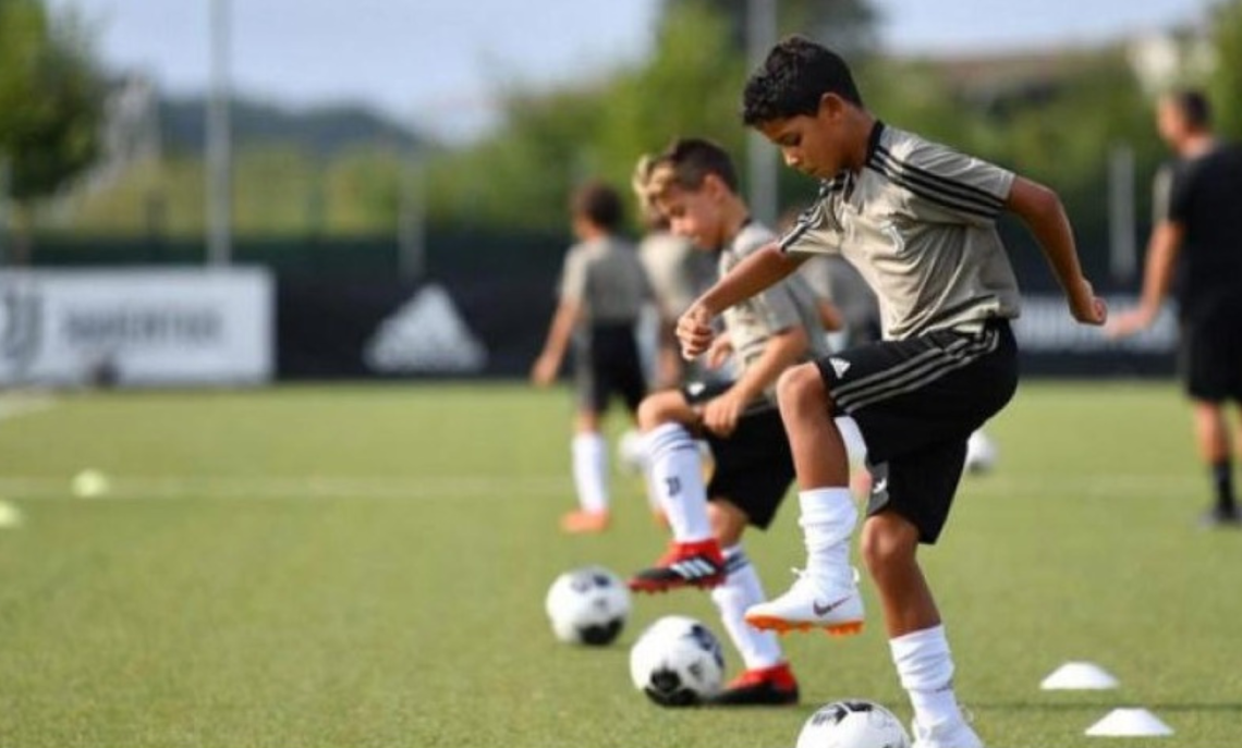 Sulle orme del papà, il figlio di Cristiano Ronaldo è stato convocato in Nazionale a 15 anni