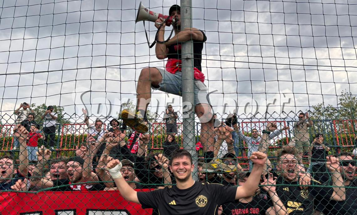 SECONDA CATEGORIA • PLAYOFF, VINOVO SPORT EVENTS VS SG RIVA, SAMUELE TURANO IN FESTA CON I TIFOSI 