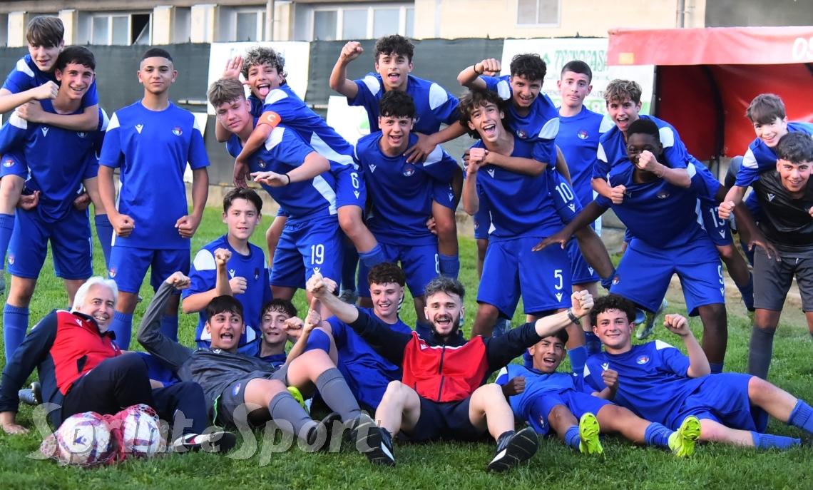 Under 14 Rappresentativa Provinciale Torino B-Asti 3-0: l'esultanza della squadra azzurra per il primo posto nel girone (foto Cassar&agrave;)