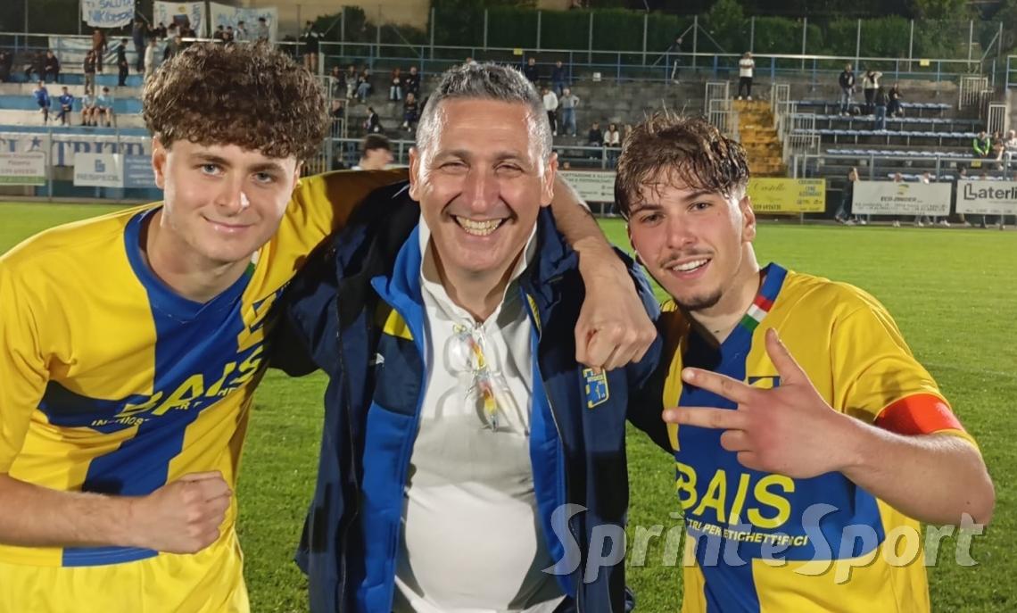 Thomas Bartezaghi e Simone Pipoli festeggiano insieme all'allenatore, Pasquale Pardeo