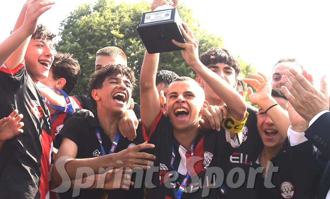 Under 14 Finale Titolo Provinciale, CBS-Rosta 5-2: il capitano Alessandro Zangirolami alza la coppa (foto Cassarà)