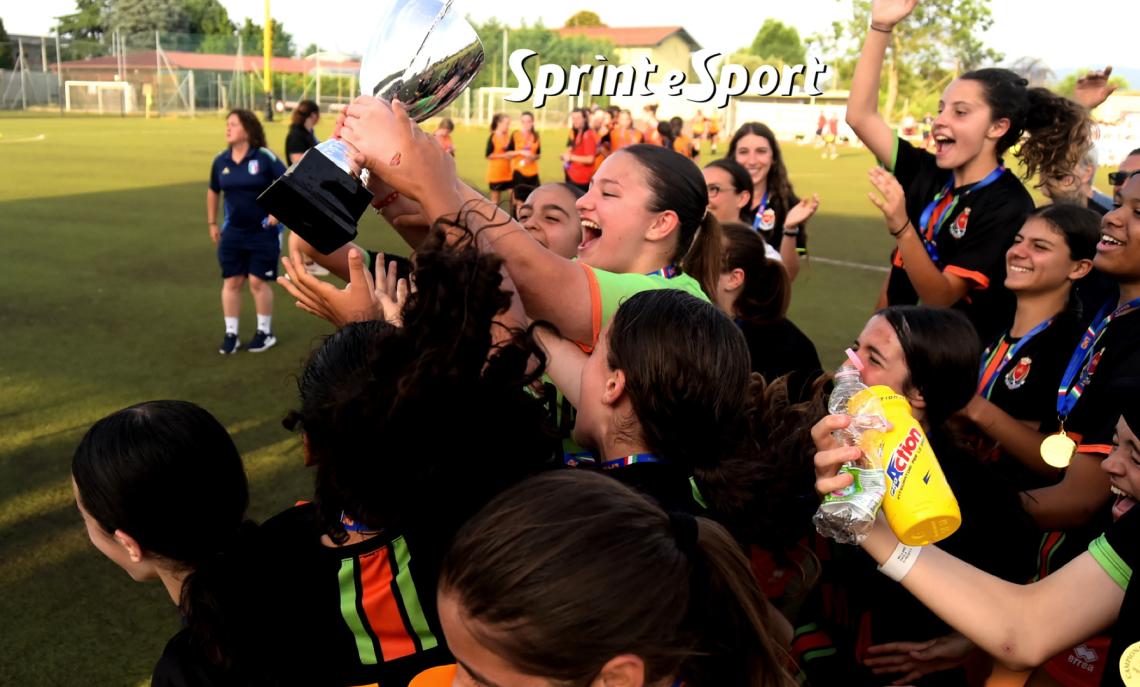 Under 15 Femminile finale Regionale, Venaria-Independiente 8-1: il capitano Elena Coroama alza la coppa sotto il cielo di Grugliasco (foto Cassarà)