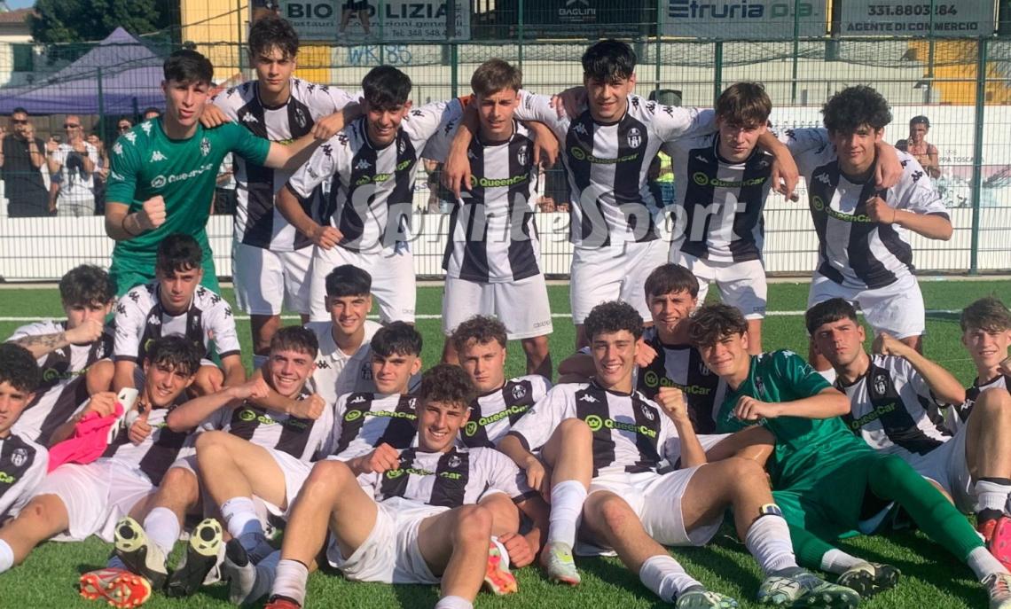 Under 17 FaUNDER 17 NAZIONALI DILETTANTI TAU ALTOPASCIO LASCARISsi Nazionali Regionali  • Tau Altopascio - Lascaris 1-1, tutta la gioia dei ragazzi di Cocino al fischio finale del match.