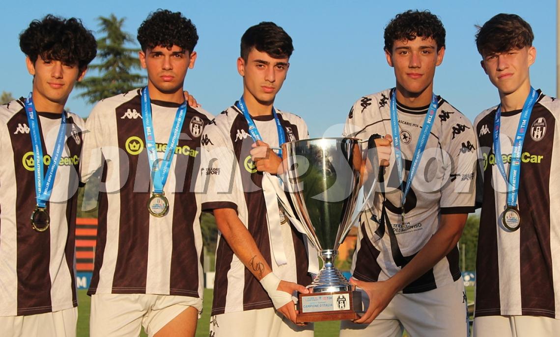 Under 17 Piemonte • Il Lascaris si gode i suoi 2009 campioni d'Italia con i 2008: Alessandro Martinelli, Federico Margiotta, Daniel Spina, Mattia Amendolagine e Alberto Scanavino.
