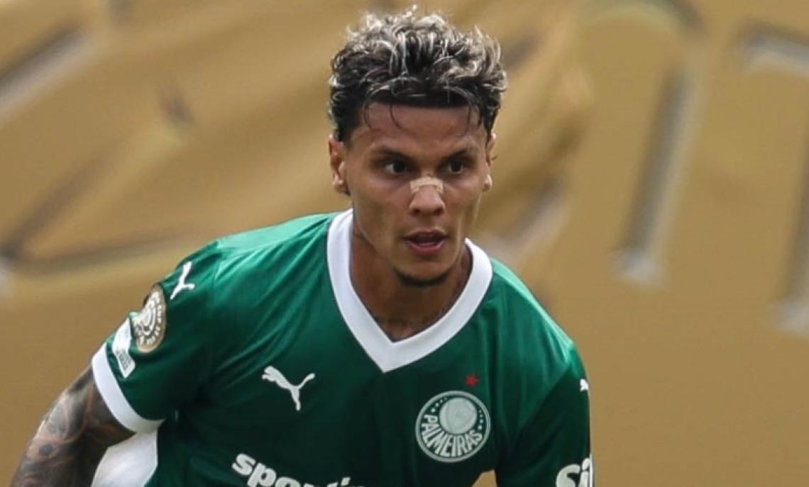 Richiestissimo in Serie A, sceglie un'altra meta europea e avr&agrave; una clausola da 100 milioni nel contratto