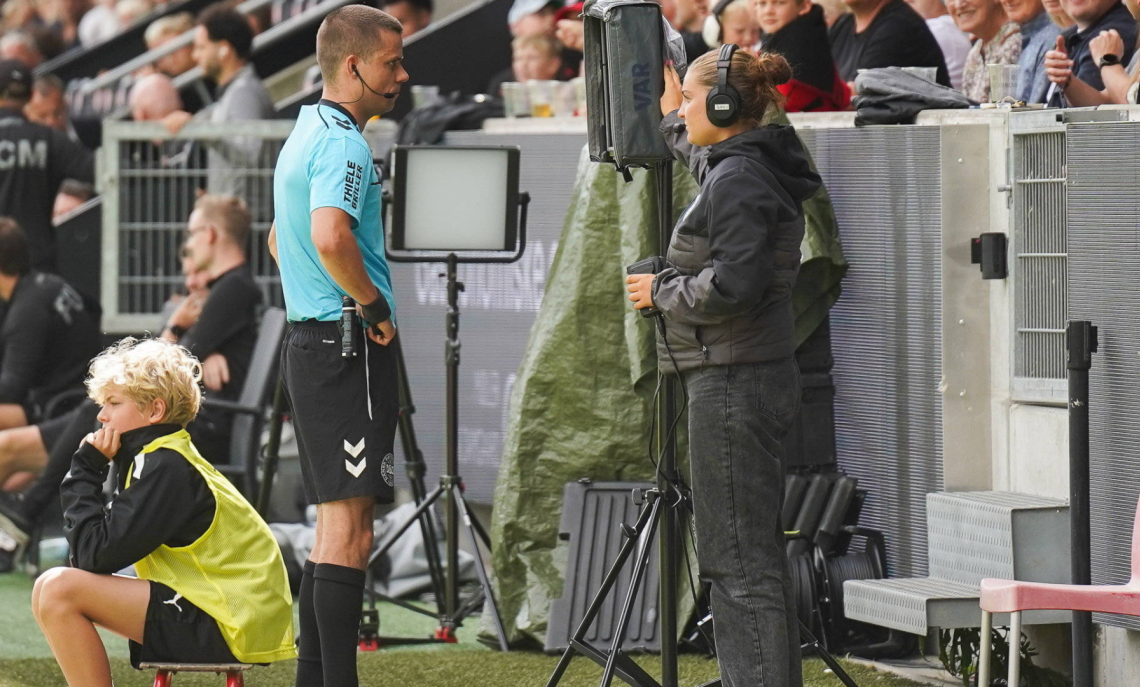 VAR, cambia tutto: ora l’arbitro spiegherà la decisione al pubblico come nella NFL