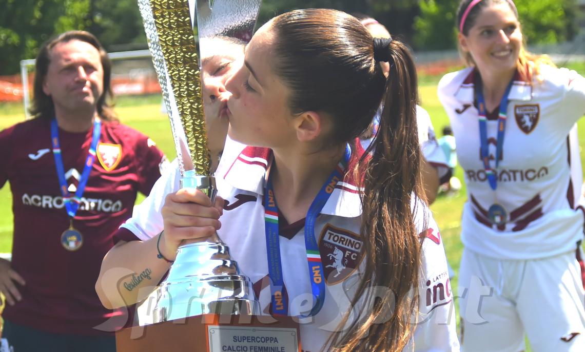 Torino Femminile, Sara La Sala bacia la Supercoppa di Eccellenza, il quarto trofeo conquistato nella scorsa stagione