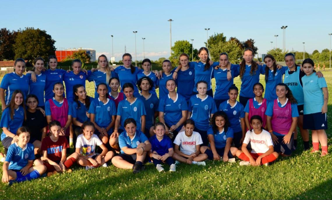 Le ragazze dell'Under 15 femminile che saranno protagoniste del Parma Academy Tour protagonisti a Origgio: tutti in campo per il Parma Academy Tour