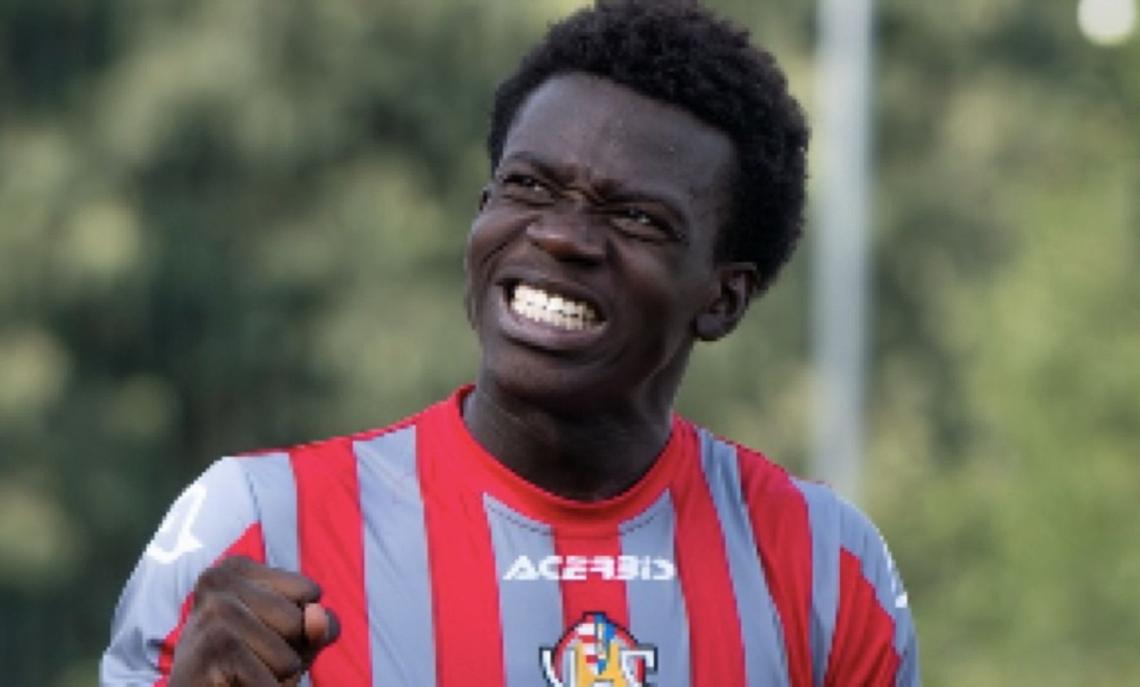 Gol e assist a velocità supersonica: ha 17 anni e fa volare la squadra rivelazione del campionatoDalla provincia alla gloria in soli 3 mesi: il 17enne che fa gol e assist a velocità supersonicaDal nul