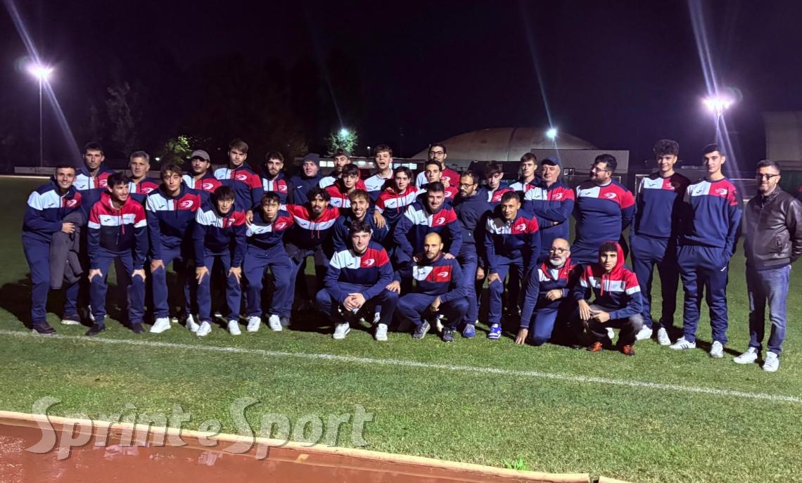 La foto della prima squadra con il presidente Michele De Robertis, carichi per questo nuovo inizio.