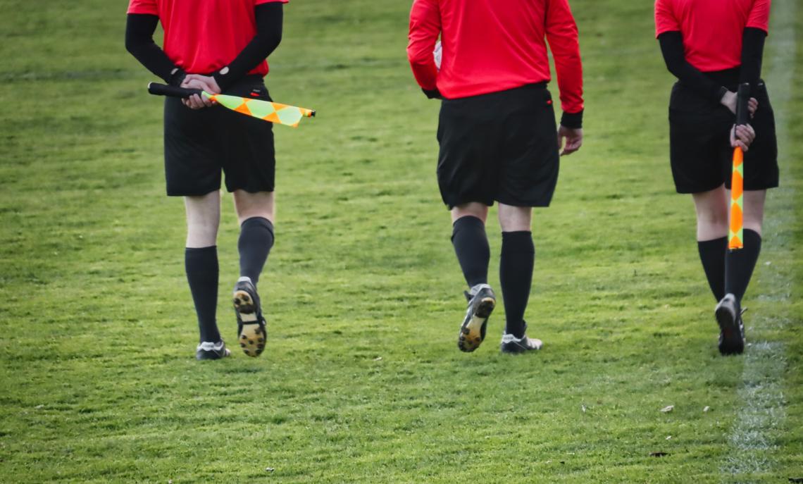 Come funzionano i controlli su arbitri e volontari nel calcio inglese?