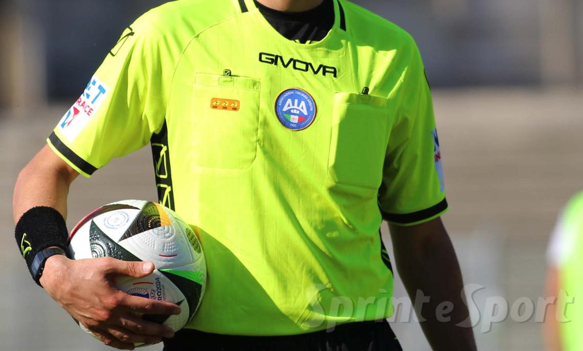 Infortunio all'arbitro, big match sospeso all'intervallo: ecco cosa il regolamento