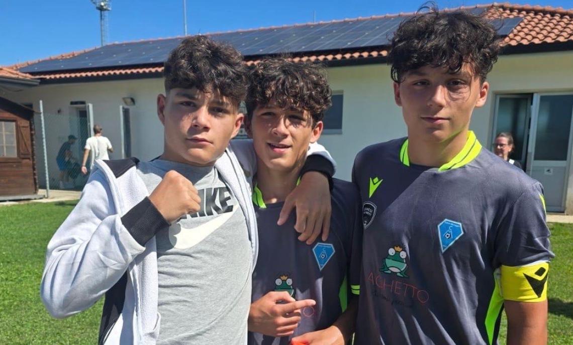 La salvezza ha tre volti uguali: i fratelli gemelli che sognano insieme in mezzo al campo