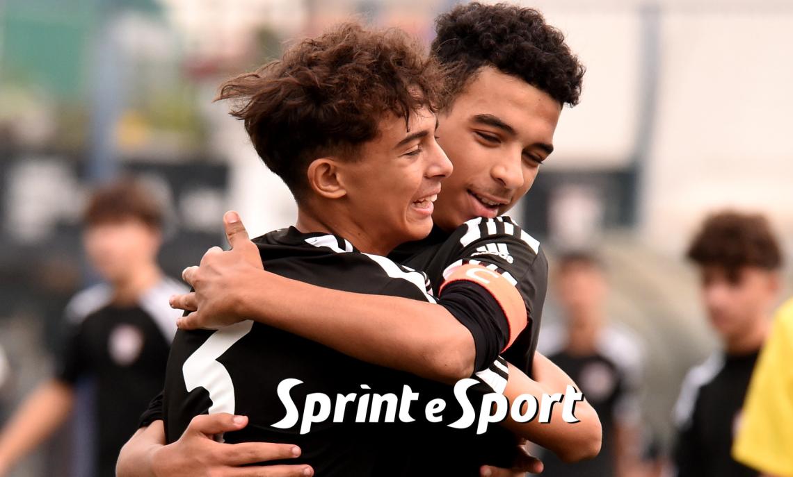 Under 15 Provinciali Torino, Girone A: Baracuda-Victoria Academy 3-0, l'esultanza di Anis Mekaliche e Alessandro Esposito (foto Cassarà)