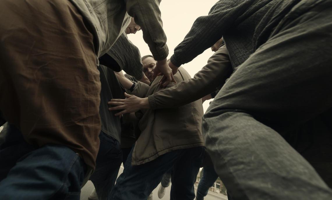 Follia nelle giovanili: insultato in campo, chiama gli amici a aggredisce due avversari dopo la partita