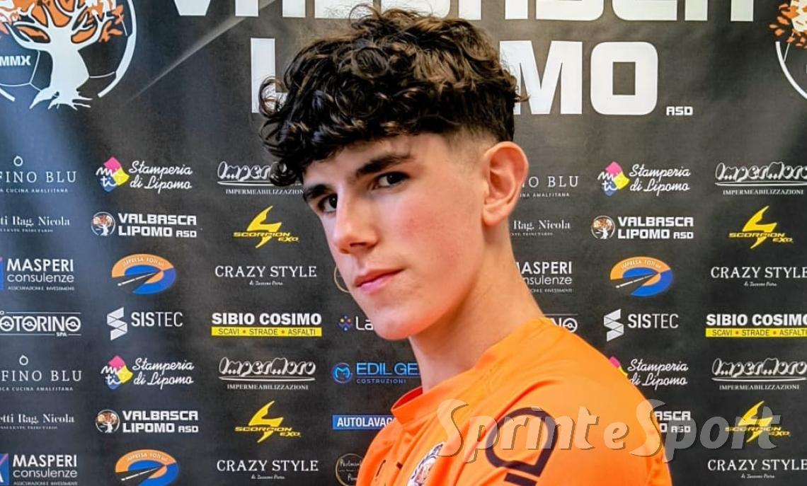 Lorenzo Montorfano Dossan, in posa con la maglia del Valbasca