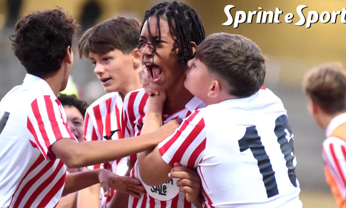 Under 15 Provinciali Torino, Girone B: Absolute La Loggia-Nichelino Hesperia 2-1: l'esultanza a fine partita di Gionata Saggiorato e Andrea Borrelli (foto Cassarà)