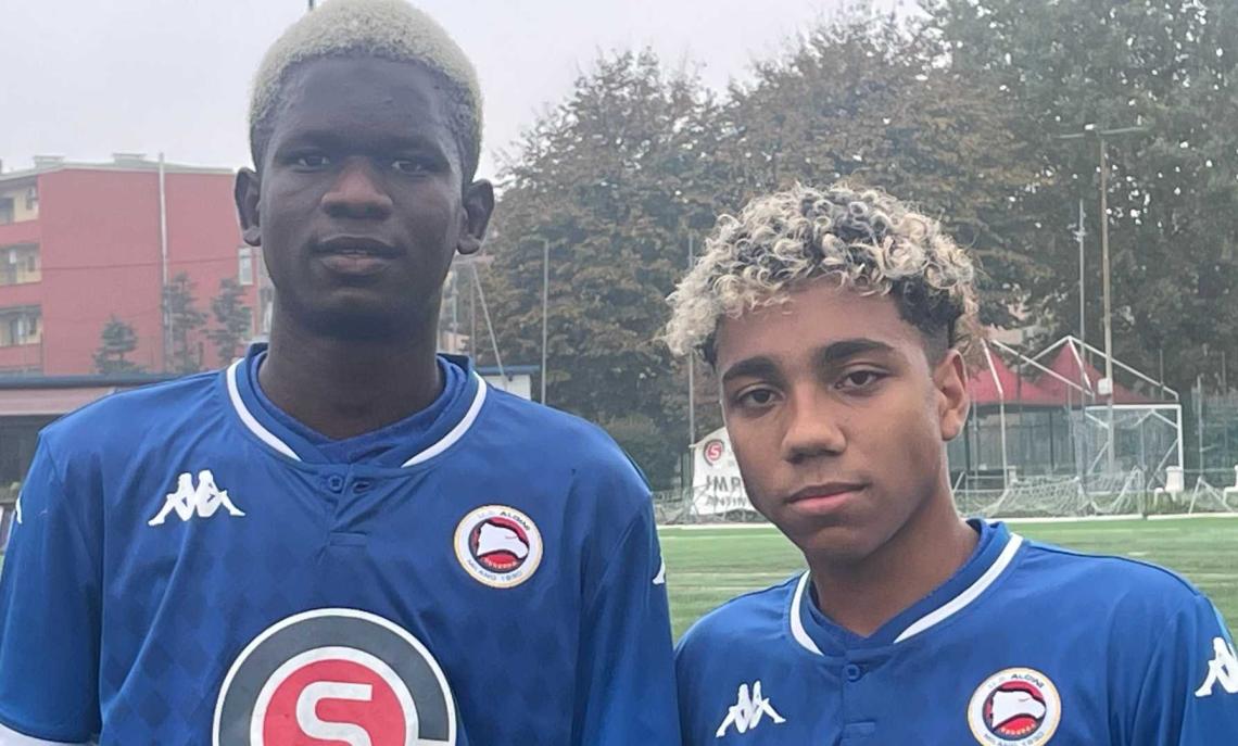 La doppietta in un minuto cambia tutto, gli ospiti accorciano, ma un gol da fuori area chiude i conti per i padroni di casa.