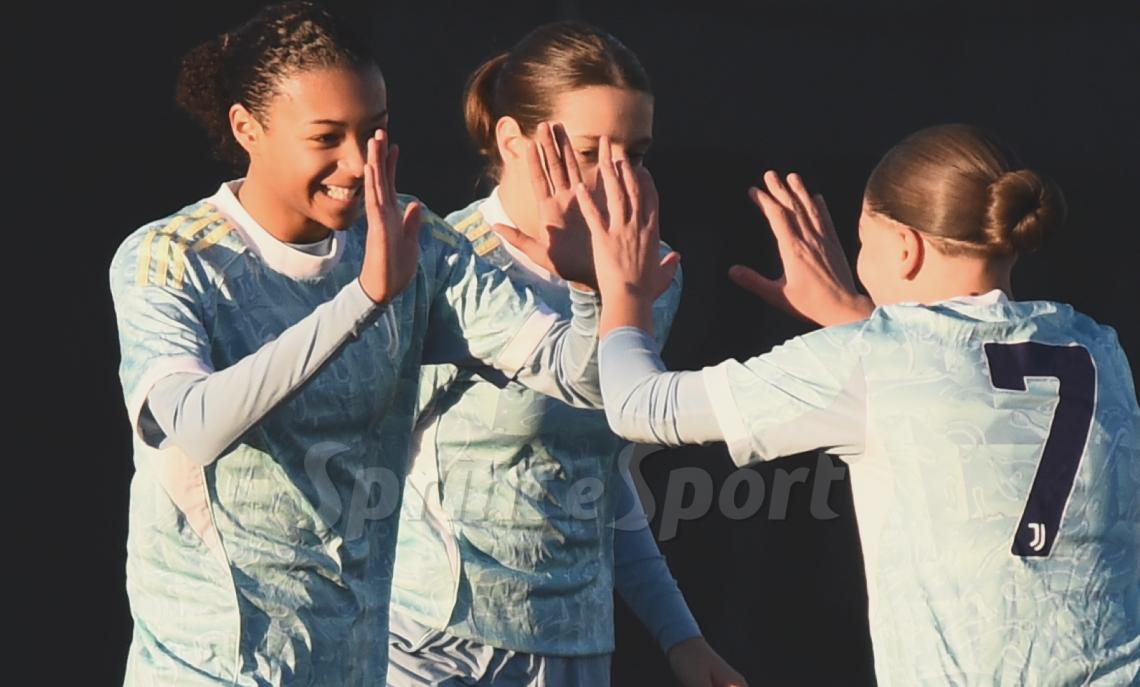 Under 14 Provnciali Torino, Girone D: Juventus Under 15 femminile-Pancalieri 3-0, l'esultanza di Alice Maestri Narcisi e Maya Raffaelli per il gol del 2-0 (foto Cassarà)
