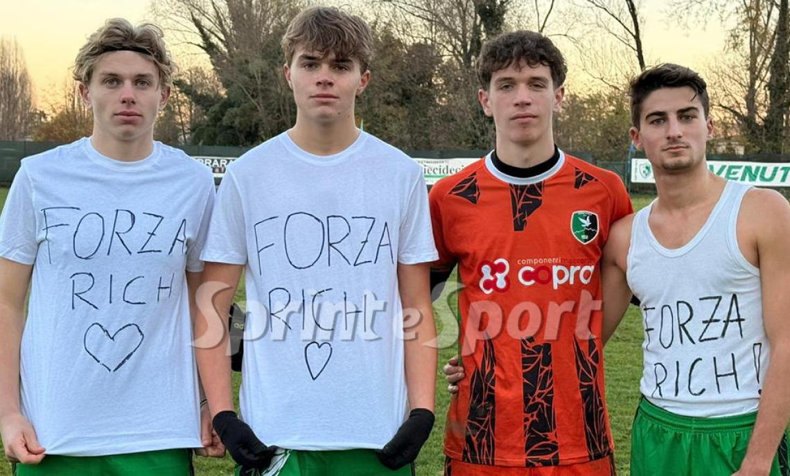 Quattro gol nel primo tempo decidono una partita di fuoco: la dedica all'ex compagno alla fine