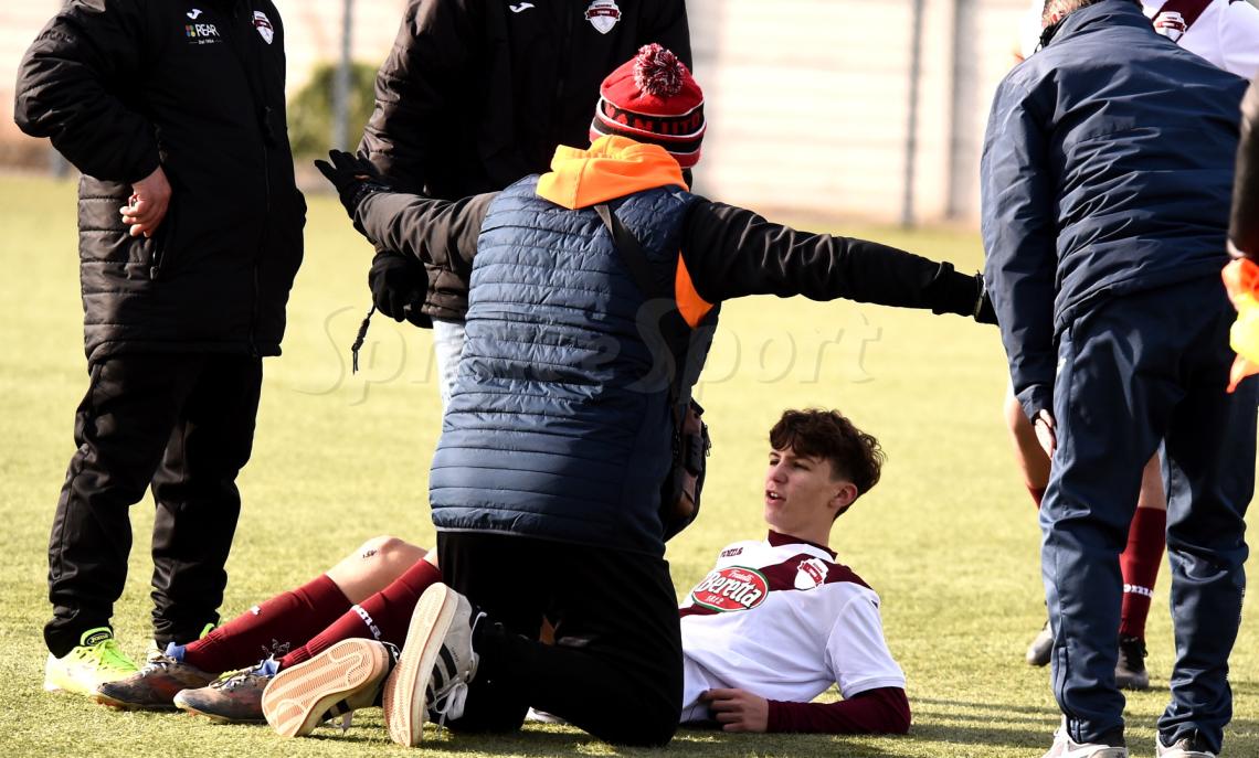 Under 15 Provinciali Torino, Girone D: Accademia Torino-Aviglianese,  il dirigente Walter Moroni entra in campo per soccorrere un giocatore avversario (foto Cassarà)