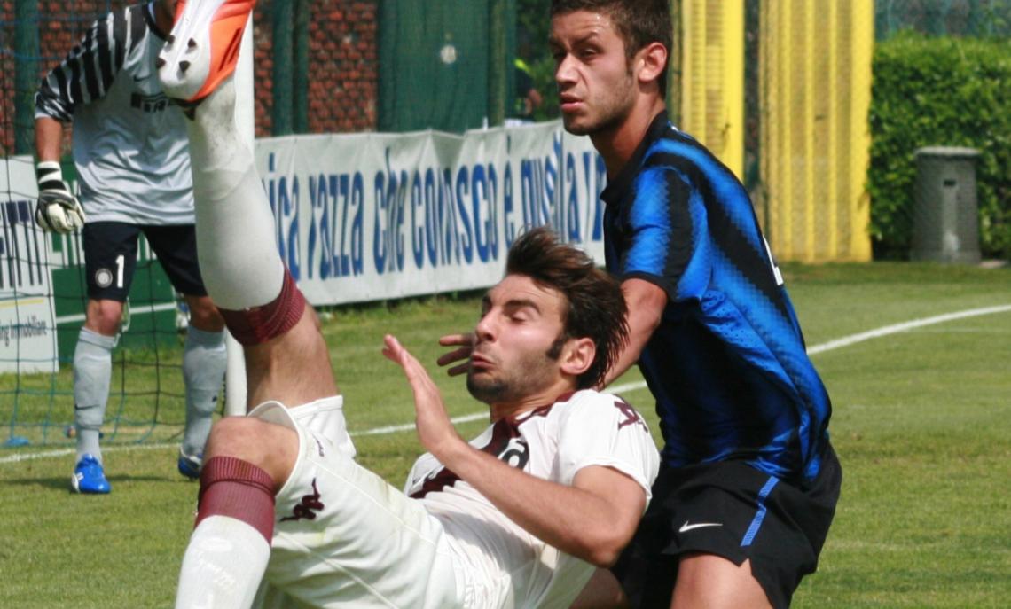 Simone Benedetti ai tempi della Primavera dell'Inter dopo il suo passaggio in nerazzurro dal Torino. In foto in un duello col suo ex compagn e altro figlio d'arte, Gianmario Comi