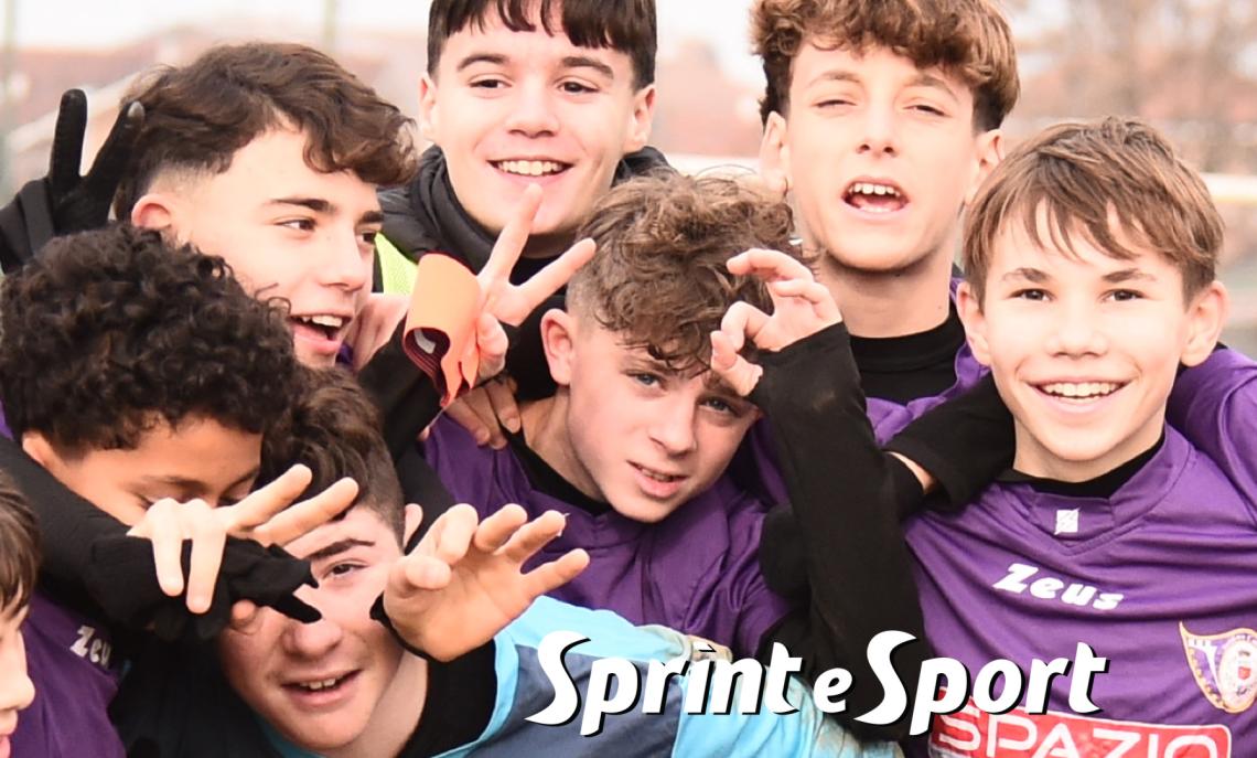 Under 14 Provinciali Torino, Girone B: Mappanese-Settimo 0-2, l'esultanza finale della squadra viola con Simone Merola che indica il punteggio (foto Cassarà)