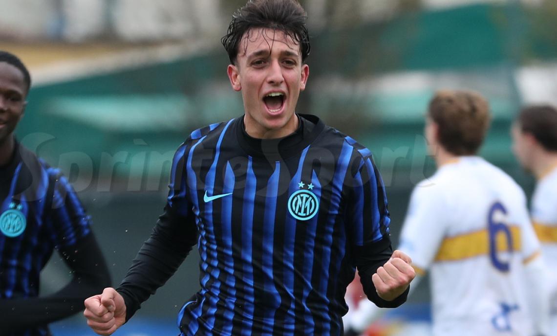 Tre gol in un tempo, quadruplo sorpasso e vetta agganciata: è un'Inter