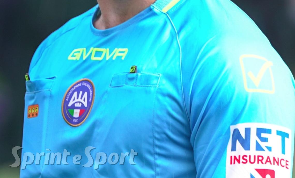 Allenatore cerca il contatto fisico con l'arbitro, squalificato per 11 mesi: «Un abuso di potere»