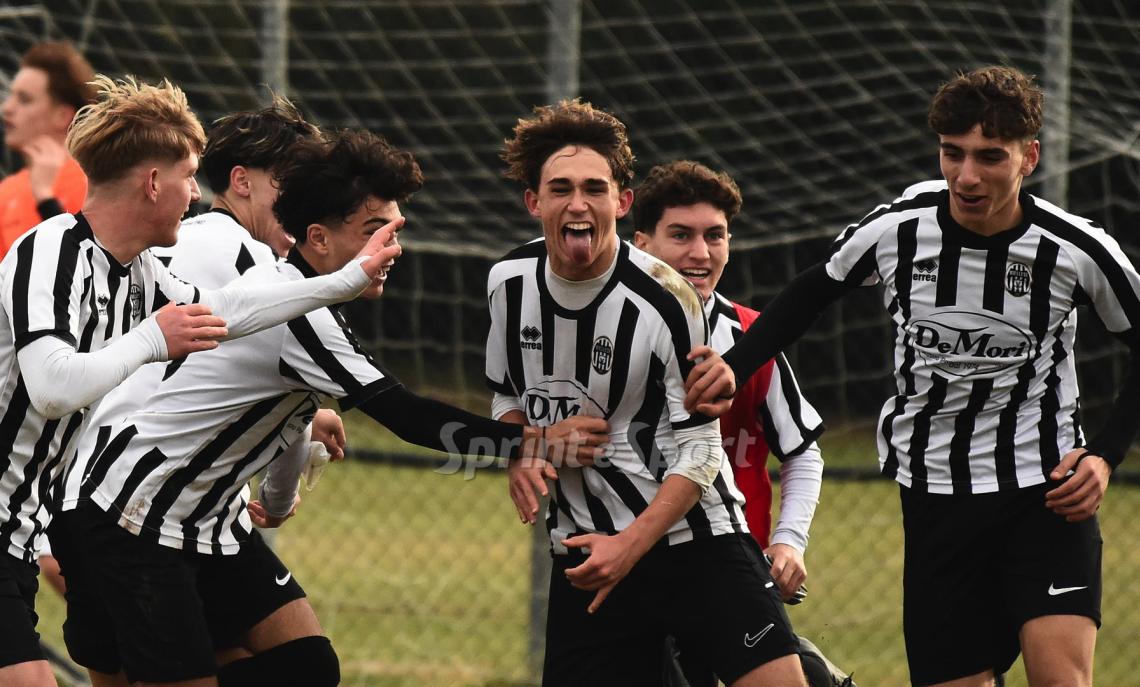 Il gol all'ultimo respiro riprende il big match! Festa bianconera e podio saldo