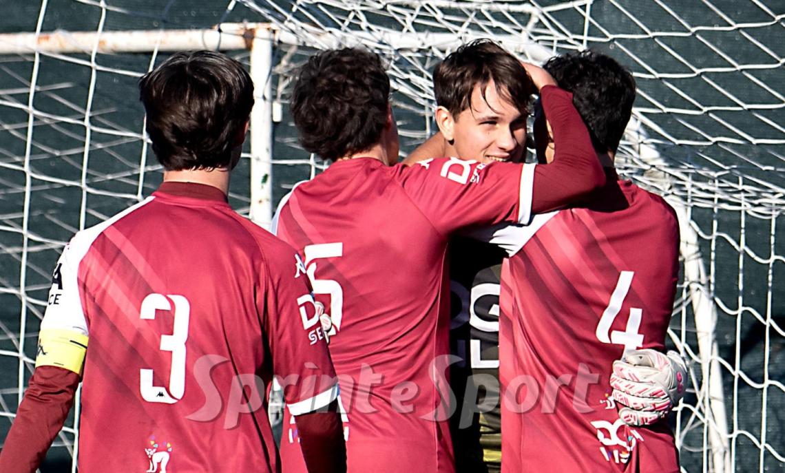 Under 17 Piemonte &bull; Miarfiori - Vanchiglia 1-2: Davide Gaiotto abbracciato dai compagni dopo il primo penalty neutralizzato (FOTO BARDELLA)