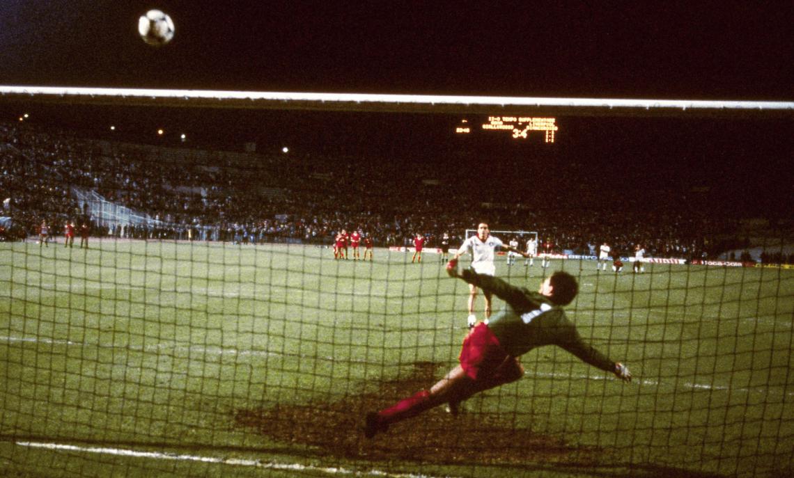 Settantamila persone a spingere e una citt&agrave; intera a pregare, un portiere che balla sulla riga, un pallone che scheggia la traversa e il silenzio incredulo di chi perde tutto nel proprio salotto