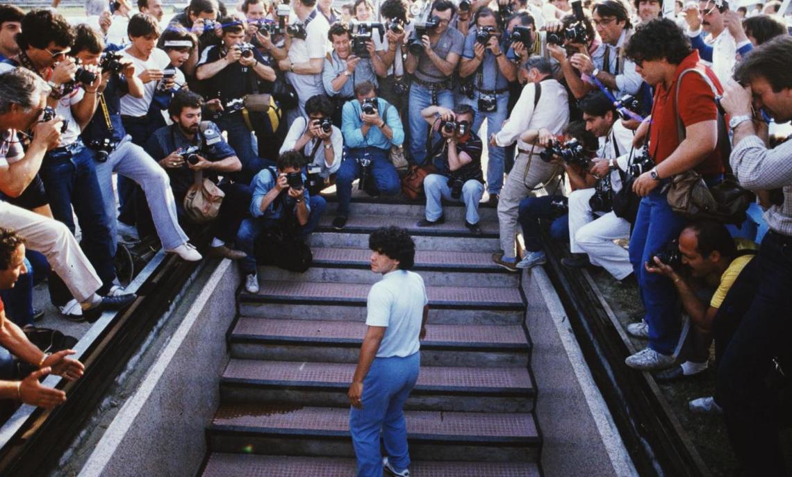 Maradona fa il suo ingresso in un San Paolo gremito per la presentazione come nuovo acquisto del Napoli, 5 luglio 1984
