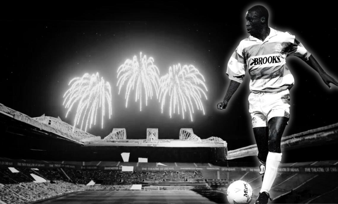 Dennis Bailey e sullo sfondo l'Old Trafford