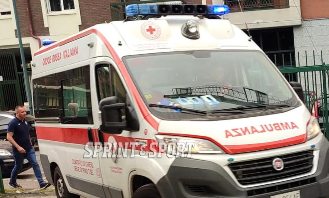 Scontri sugli spalti e arriva l'ambulanza: un anziano rimane ferito durante la partita del nipote