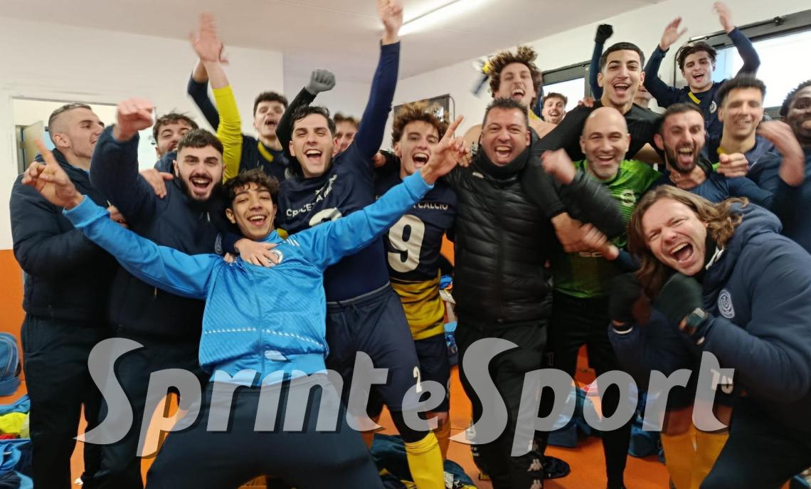 Eroica resistenza in dieci uomini e capolista battuta in trasferta: ora il sogno &egrave; soltanto a -1!