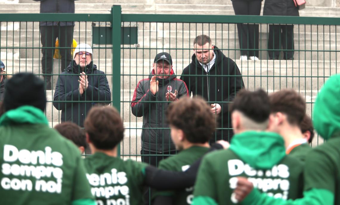 La partita in memoria di Denis Sichka: la maglia per il ragazzo e l'abbraccio al padre