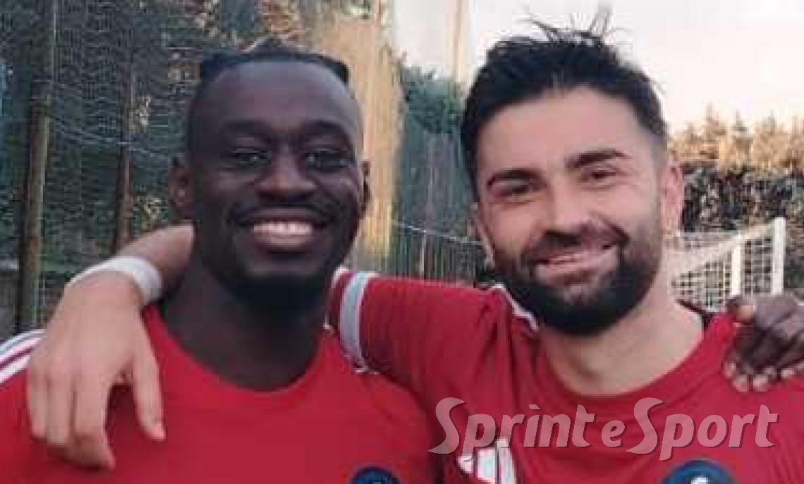 Il guizzo del centravanti implacabile e il difensore-goleador: i padroni di casa sconfiggono la capolista