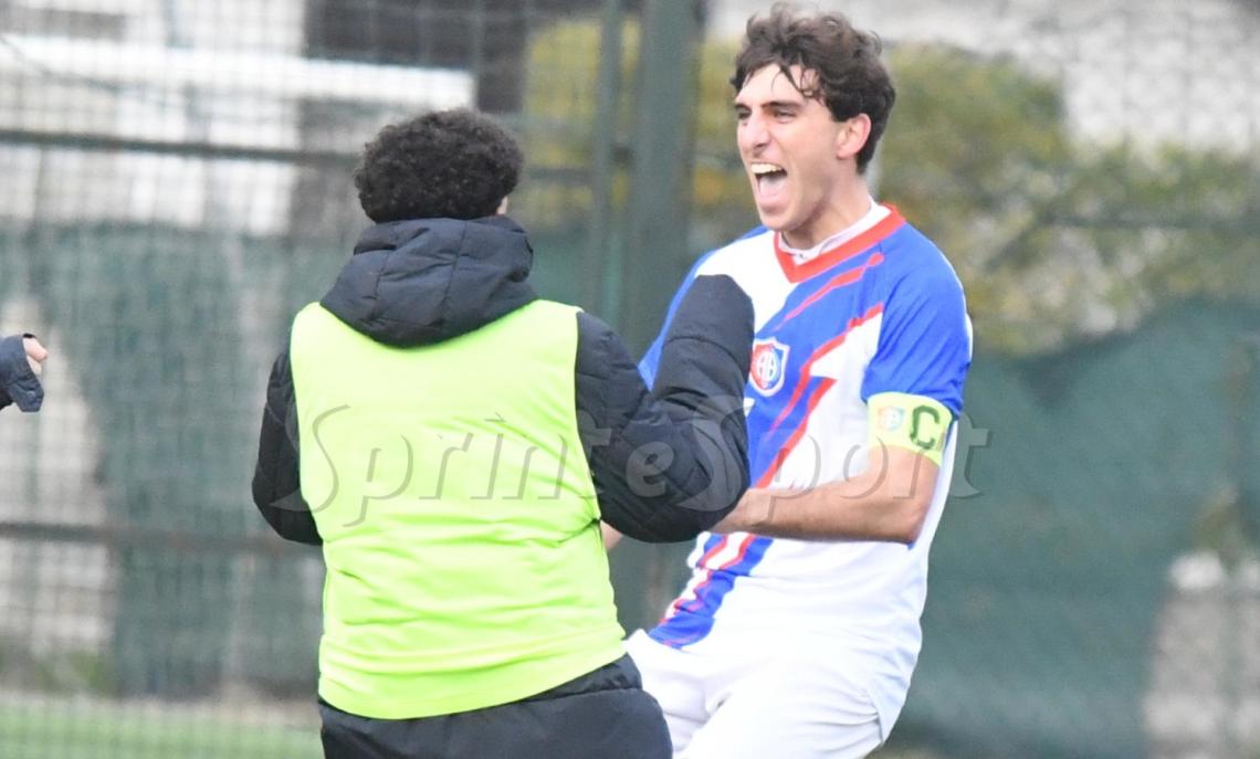 Il bomber risponde alla zampata del capitano: tra occasioni sprecate, pali e super parate lo scontro diretto finisce in parit&agrave;