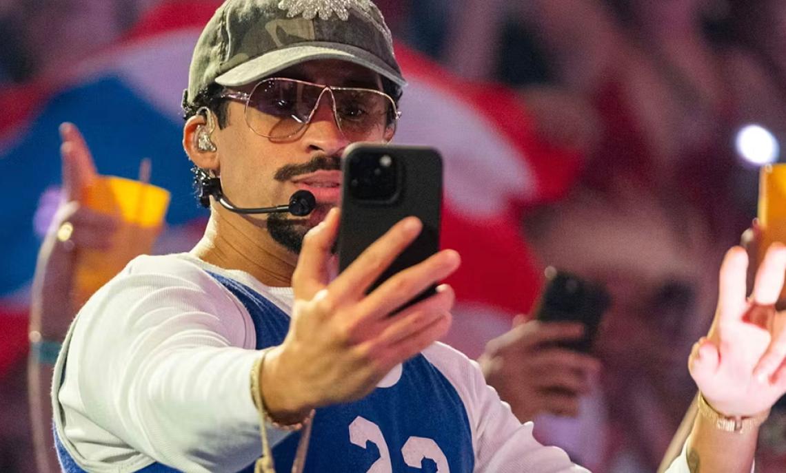 &ldquo;Un bacio, una salsa, un Super Bowl&rdquo;: Bad Bunny trasforma l&rsquo;halftime in un matrimonio reale e un inno a Puerto Rico